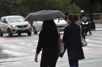 H� alerta tamb�m para ventania na faixa litor�nea que inclui todo o Rio Grande do Sul, Santa Catarina e Paran�, chegando ao litoral sul de S�o Paulo.
