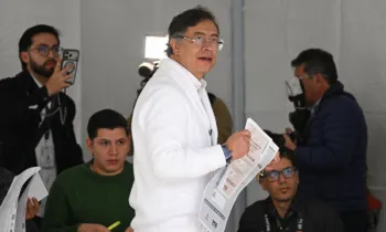 O presidente da Col�mbia, Gustavo Petro, vota em uma se��o eleitoral durante as elei��es legislativas em Bogot�.