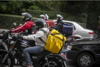 Entregadores no Rio: falta defini��o do limite da taxa de intermedia��o cobrada pelas plataformas, que deve ficar em 30% Foto: M�rcia Foletto/Ag�ncia O Globo