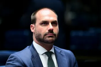PF notifica o ex-deputado Eduardo Bolsonaro para que ele se defenda no processo disciplinar que investiga o abandono de seu cargo de escriv�o da corpora��o