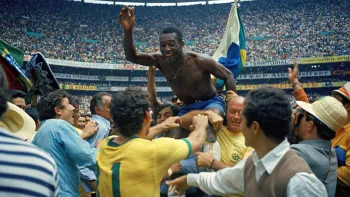 Pel� comemora a conquista da Copa do Mundo de 1970� Foto: Alessandro Sabattini/Getty Images