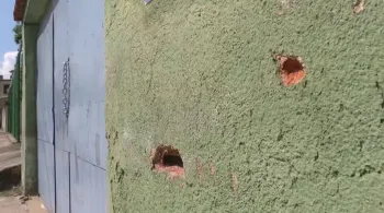 Muro ficou com marcas de tiro na Rua Oscar, em Quintino Bocai�va, na Zona Norte do Rio