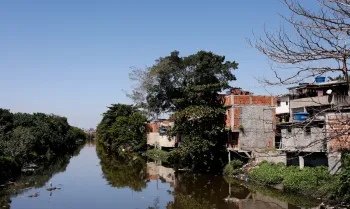 Rio de Janeiro (RJ), 29/08/2024 - Rio Faria-Timb�, na comunidade de Manguinhos, zona norte da cidade. Um esgoto a c�u aberto. Foto: T�nia R�go/Ag�ncia Brasil