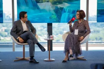 Fernando Nakagawa, �ncora do CNN Money, e a presidente da Petrobras, Magda Chambriard� Atacama