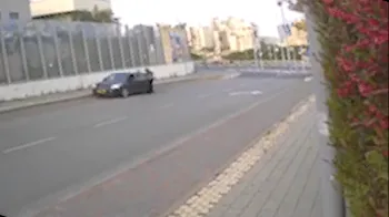 M�ssil iraniano cai ao lado de mulher em cidade de Israel Foto: Reprodu��o/X