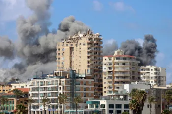 A fuma�a sobe no local de um ataque israelense que atingiu uma �rea na cidade costeira libanesa de Tiro, em 8 de abril de 2026