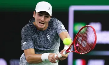 Jo�o Fonseca durante partida contra Jannik Sinner, n� 2 do mundo, pela quarta rodada de Indian Wells