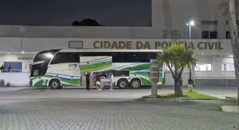 O �nibus foi levado para a Cidade da Pol�cia Foto: TV Globo/Reprodu��o