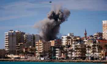 Coluna de fuma�a e um fragmento de concreto se elevam do local de um ataque a�reo israelense nos arredores orientais de Tiro, no sul do L�bano, no �ltimo dia 24