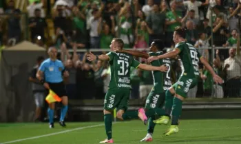 Clar jogador do Chapecoense comemora seu gol com jogador da sua equipe durante partida contra o Santos no est�dio Arena Conda pelo campeonato Brasileiro A 2026