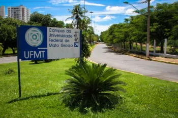 Pintura com s�mbolo nazista � encontrado em centro acad�mico da UFMT. – Foto: Reprodu��o