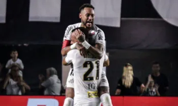 Mois�s (21), do Santos, comemora com     Neymar seu gol marcado sobre o Remo     durante partida v�lida pela 9� rodada     do Campeonato Brasileiro, S�rie A,     realizada na Vila Belmiro, em Santos     (SP)