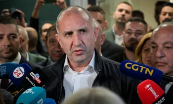 L�der da coliga��o 'Bulg�ria Progressista' e ex-presidente Rumen Radev fala � imprensa na sede do seu partido ap�s o encerramento das elei��es parlamentares da Bulg�ria