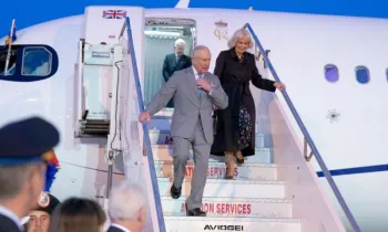 Rei Charles III da Gr�-Bretanha e a rainha Camilla da Gr�-Bretanha chegam ao aeroporto Ciampino, em Roma, na v�spera de uma visita ao Vaticano