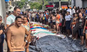 Rio de Janeiro (RJ), 29/10/2025 - Dezenas de corpos s�o trazidos por moradores para a Pra�a S�o Lucas, na Penha, zona norte do Rio de Janeiro, ap�s a��o policial da Opera��o Conten��o. Foto: Eus�bio Gomes/TV Brasil