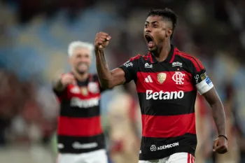 Bruno Henrique comemora gol do Flamengo contra o Medell�n no Maracan�