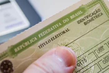 Pessoa segura t�tulo de eleitor