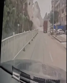 Deslizamento de grandes rochas arrasta caminh�o em estrada na China