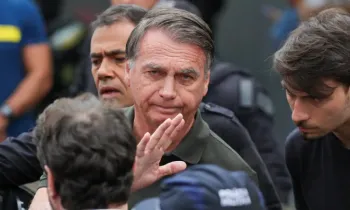 Bras�lia (DF) 14/09/2025 O ex-presidente Jair Bolsonaro, acompanhado de seu filho, Jair Renan, deixa hospital sob forte esquema de seguran�a, ap�s passar por procedimentos. Foto: Fabio Rodrigues-Pozzebom/ Ag�ncia Brasil