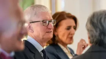 Reuters Apple CEO Tim Cook em um terno cinza escuro e gravata, com uma camisa social cinza clara, falando em uma sala de pessoas durante uma recep��o na Casa Branca.