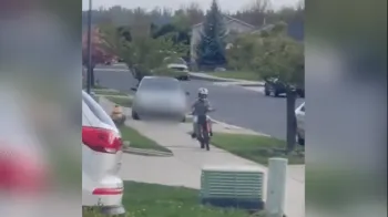 Motorista embriagada tenta atropelar adolescente em bicicleta el�trica durante disputa em rua e cal�ada nos EUA Foto: Reprodu��o/X