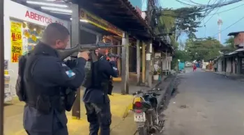Policiais militares durante a opera��o na Cidade de Deus Foto: Pol�cia Militar/Divulga��o
