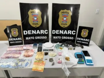 PC desmantela biqueira; confica drogas e arma e prende 4 traficantes