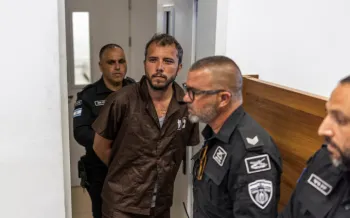 Agentes de seguran�a escoltam o ativista brasileiro Thiago �vila at� um tribunal em Ashkelon, em 3 de maio de 2026.