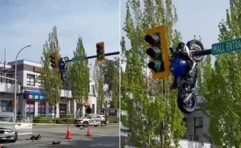 Acidente grav�ssimo faz moto decolar e ficar presa em sinal de tr�nsito no Canad� Foto: Reprodu��o/X