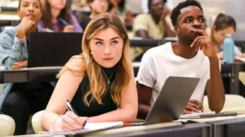 Estudantes em sala de aula