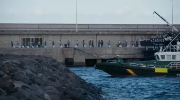 Passageiros do MV Hondius, navio de cruzeiro afetado com o hantav�rus, desembarcam em Tenerife, nas Ilhas Can�rias - Reuters