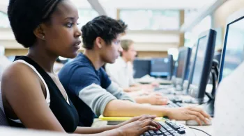 Imagem de arquivo mostrando alunos de universidade dos EUA fazendo provas