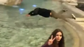 Turista mergulha na Fontana di Trevi