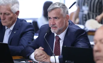 O deputado Paulo Pimenta (PT-RS) e, ao fundo, o deputado Rog�rio Correia (PT-MG) Kayo Magalh�es/C�mara dos Deputados