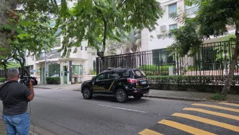 Carro da Pol�cia Federal no condom�nio da Barra Foto: Foto do leitor