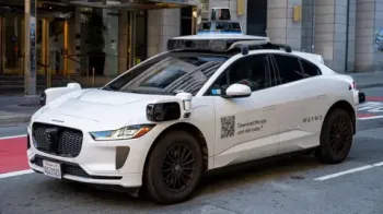 Carro aut�nomo da Waymo estacionado