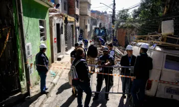 Equipes da Defesa Civil, Sabesp e Comg�s durante trabalho de per�cia, na quarta-feira (13), no local da explos�o de tubula��o de g�s que danificou dezenas de im�veis, deixando dois �bitos e feridos, na tarde de segunda-feira (11)