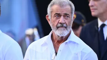 Mel Gibson � flagrado aos beijos com atriz 26 anos mais nova em Roma