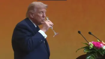 Trump faz careta ao beber champanhe oferecido por Xi Jinping