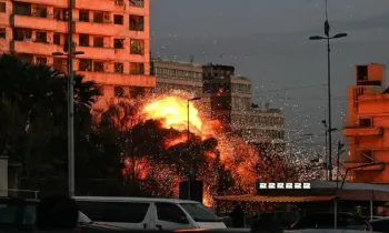 Uma bola de fogo se eleva do local de um ataque a�reo israelense que teve como alvo um pr�dio no bairro de Bashoura, em Beirute, na madrugada de 18 de mar�o de 2026.