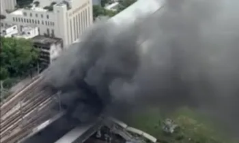 Nuvem de fuma�a que cobriu o c�u ap�s uma colis�o de trens que provocou um inc�ndio em um �nibus na Tail�ndia, deixando pelo menos oito mortos TANACRIT RUNGROJCHAIPORN