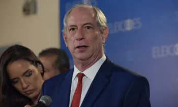 Ciro Gomes usa camisa branca, gravata vermelha e terno azul durante coletiva