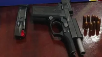 Homem bate na esposa e esconde arma debaixo da cama do filho
