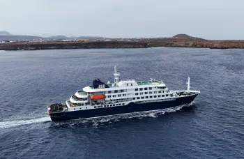 Vista de drone do navio de cruzeiro MV Hondius em 6 de maio de 2026. REUTERS/Stringer