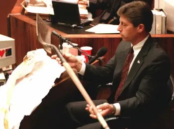 No julgamento de O.J. Simpson, em 1995, Mark Fuhrman exibe p� que teria sido usada para matar Ron Goldman e Nicole Brown
