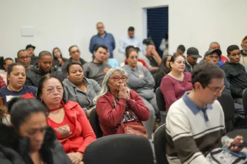 Moradores do Guaianases M, na zona leste, acompanham apresenta��o da CDHU durante reuni�o. Foto: Governo de S�o Paulo/Divulga��o