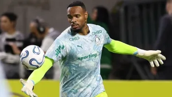 Carlos Miguel, goleiro do Palmeiras, no aquecimento