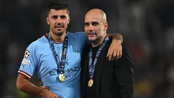 Rodri e Pep Guardiola com as medalhas de campe�o da Champions League Paul Ellis/AFP