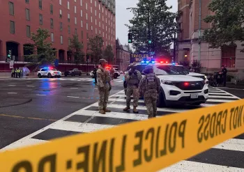 Ve�culos policiais e agentes de seguran�a armados perto da Casa Branca ap�s disparos na noite de s�bado (23). Fatih Aktas/Anadolu via Getty Images