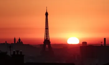 Sol nasce perto da Torre Eiffel e da Bas�lica do Sagrado Cora��o, no topo da colina de Montmartre, em Paris, em 1� de julho de 2025, enquanto a cidade est� em alerta vermelho para altas temperaturas